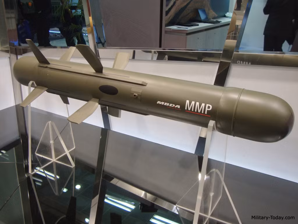 Sử dụng công nghệ theo dõi hiện tại và kinh nghiệm sản xuất của riêng mình, MBDA cung cấp cho MMP khả năng phóng không theo đường ngắm thẳng (non-line-of-sight-launch) để tiêu diệt các mục tiêu ở xa và bị che khuất. Kíp chiến đấu thậm chí còn có thể lựa chọn chế độ khởi động tùy thuộc vào nhiệm vụ, nó có thể là tên lửa bắn-và-quên (fire-and-forget) hoặc là được điều khiển bằng tay trong lúc phóng (man-in-the-loop).