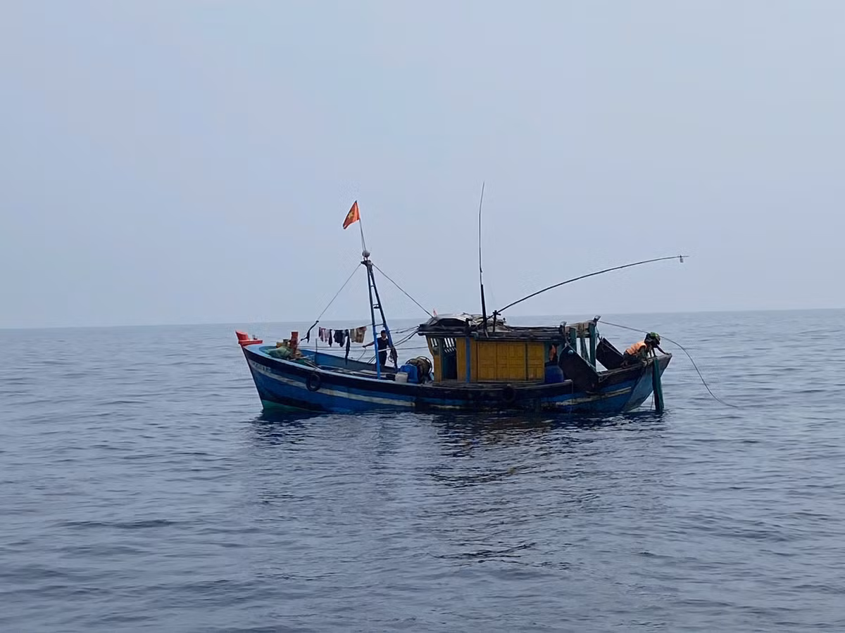 Bat giu hai tau ca danh bat thuy san trai phep o Quang Tri
