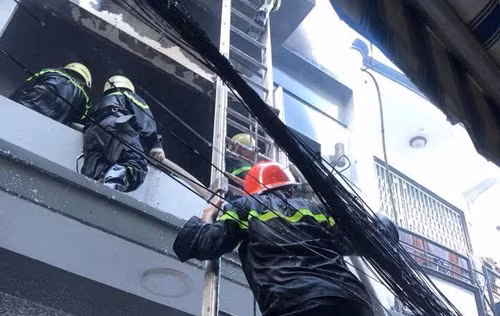 Lực lượng Cảnh sát PCCC tiếp cận căn nhà hỏa hoạn...