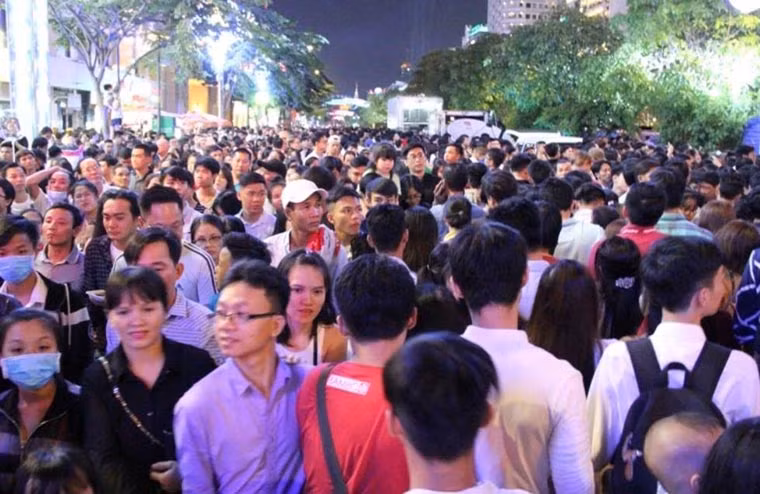 Khu vực phố đi bộ Nguyễn Huệ và công viên hướng ra sông Sài Gòn gần như chật ních người. Các bạn trẻ đến đây từ khá sớm chờ xem pháo hoa.