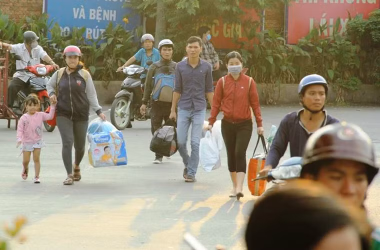 Trước đó, từ sáng sớm ngày 30/12, ngày nghỉ đầu tiên dịp nghỉ lễ Tết dương lịch 2018, các bến xe liên tỉnh như Bến xe (BX) Miền Đông, BX Miền Tây, ga Sài Gòn, sân bay Tân Sơn Nhất, bến phà Cát Lái... dòng người từ khắp nơi dồn dập đổ về để tìm phương tiện rời TP.HCM đi nghỉ lễ.