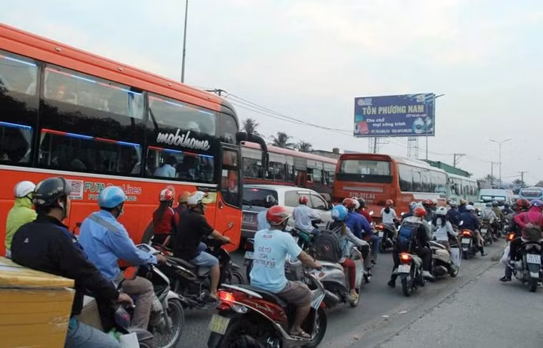 Lượng xe từ Tp.HCM về các tỉnh miền Tây thông qua đường cao tốc TP.HCM - Trung Lương tăng đột biến khiến quanh khu vực Thân Cửu Nghĩa (tỉnh Tiền Giang). Tuy nhiên dù ùn tắc nghiêm trọng nhưng các trạm thu phí trên cao tốc vẫn không xả trạm theo quy định. Trước sự việc này, lãnh đạo Văn phòng Ban ATGT tỉnh Tiền Giang cho biết sẽ nhắc nhở, nếu cơ quan chủ quản trạm thu phí không chấp hành (xả trạm khi kẹt xe-PV) thì sẽ đề nghị cơ quan có thẩm quyền xử phạt theo quy định.