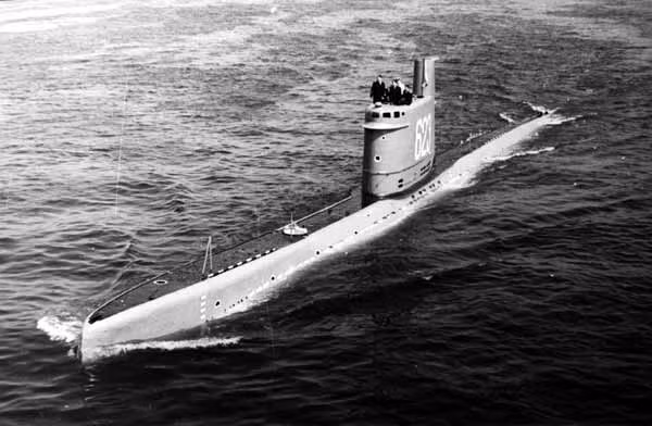 Cuối những năm 1950, Liên Xô đưa vào trang bị lớp tàu ngầm nhỏ nhưng ẩn chứa công nghệ cách mạng Project 615 (NATO gọi là lớp Quebec. "Cách mạng" ở đây là việc con tàu được trang bị hệ thống đảy không khí độc lập (AIP) cho phép nó lặn lâu hơn tàu ngầm dùng động cơ điện để lặn. Tuy nhiên, công nghệ mới này ẩn chứa nhiều bất ổn và chưa hoàn thiện. Đã xảy ra vài tai nạn liên quan tới hệ thống AIP của tàu.