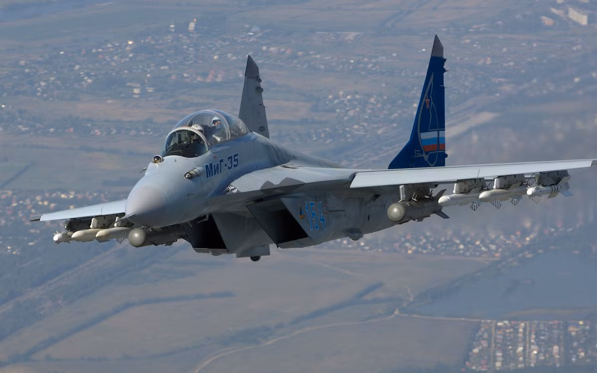 Khi cần, MiG-35 vẫn có thể đáp ứng nhiệm vụ không đối đất với khả năng mang 4 tên lửa đối đất Kh-29 cùng bom dẫn đường KAB-500; nhiệm vụ chống hạm với 2-4 quả tên lửa siêu thanh Kh-31A; nhiệm vụ áp chế phòng không đối phương với 2-4 tên lửa chống radar siêu than Kh-31P. Ảnh: MiG-35 mang theo hai đạn R-73, 4 đạn R-27 và hai bom KAB-500.