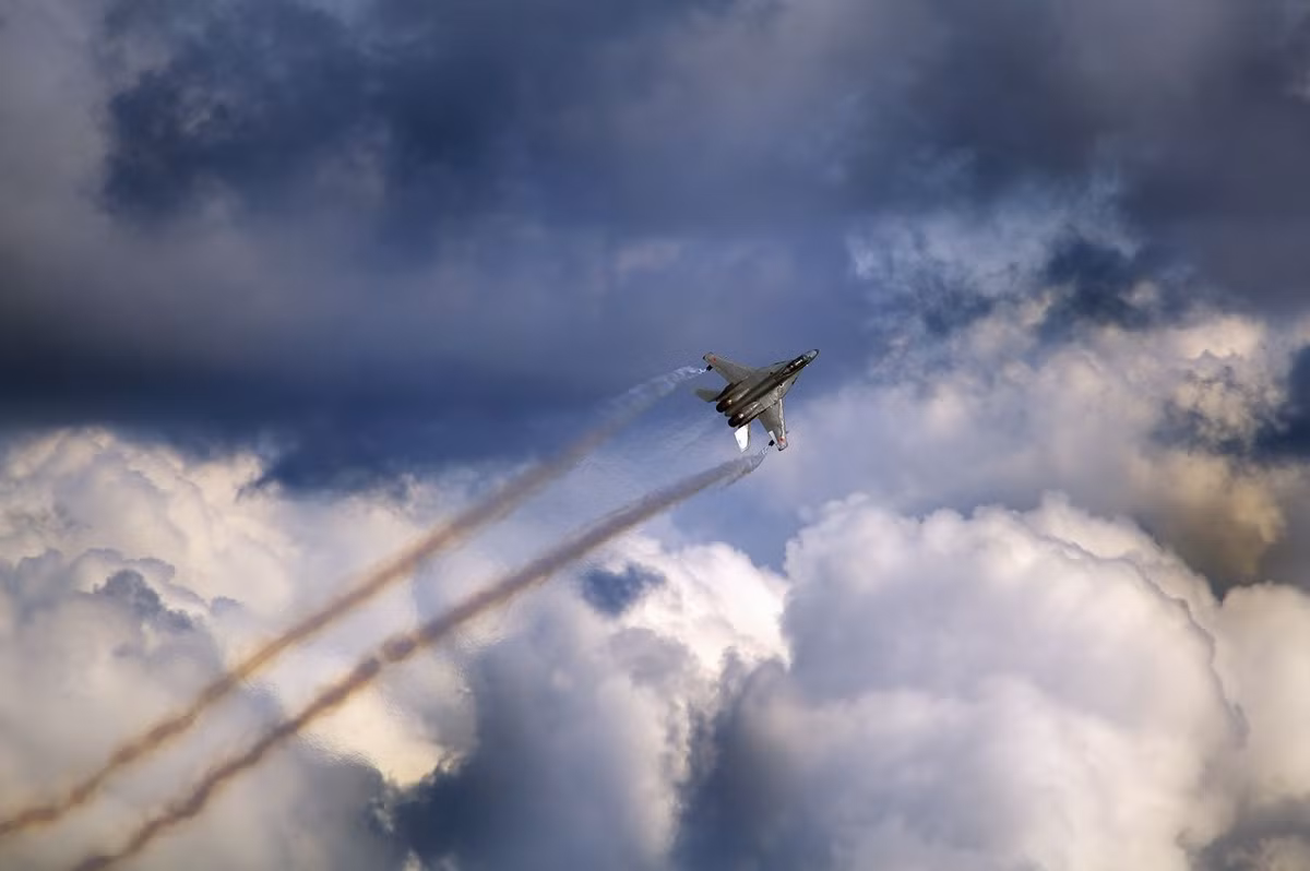 MiG-35 có khả năng đạt tốc độ tối đa ở trần bay cao 2.400km/h, trần bay thấp là 1.450km/h, tầm bay cực đại (với 3 thùng dầu phụ) lên tới 3.100km, bán kính chiến đấu (mang vũ khí) đạt tới 1.000km - vượt trội F-16 của Mỹ - ứng viên được cho là triển vọng thay thế MiG-21 Việt Nam. Đặc biệt, vận tốc leo cao của MiG-35 lên tới 330m/s, vượt xa Su-30 (230m/s) và F-16 (254m/s).