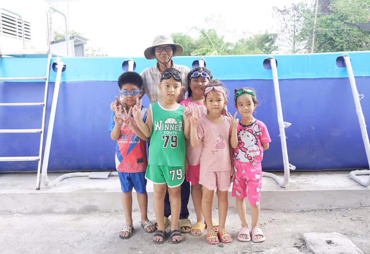 Quỹ phát triển tài năng Việt tặng hồ để dạy bơi cho trẻ em nghèo - Hình 2 Quy phat trien tai nang Viet tang ho de day boi cho tre em ngheo-Hinh-2