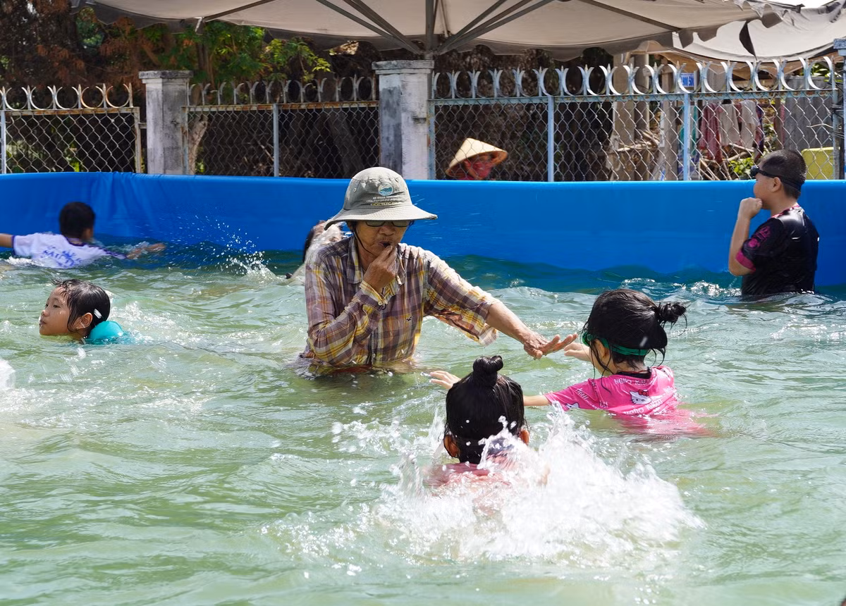 Quỹ phát triển tài năng Việt tặng hồ để dạy bơi cho trẻ em nghèo - Hình 4 Quy phat trien tai nang Viet tang ho de day boi cho tre em ngheo-Hinh-4