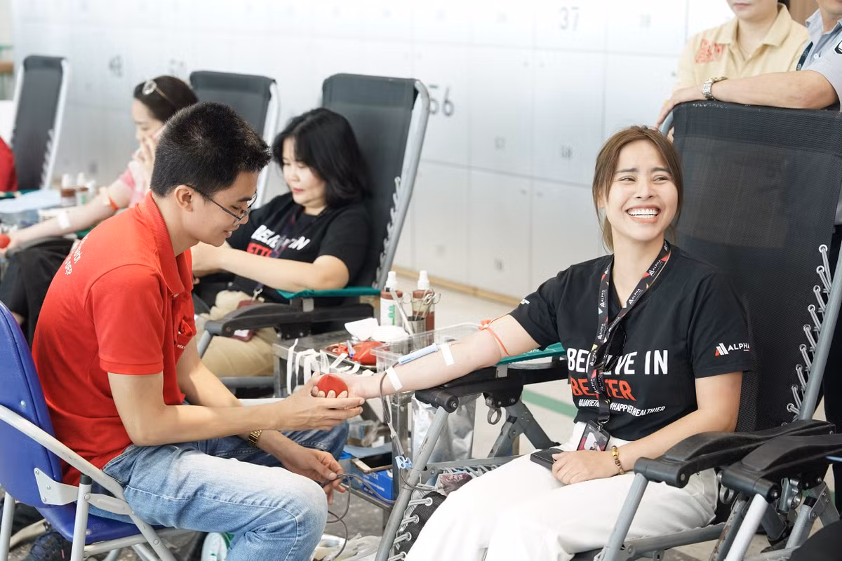 Gan 200 thanh vien AIA Viet Nam tham gia hien mau nhan dao-Hinh-6