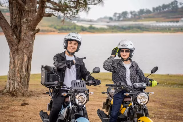 Me U60 chay xe may di phuot Da Lat cung con trai
