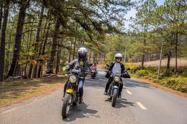Me U60 chay xe may di phuot Da Lat cung con trai-Hinh-4
