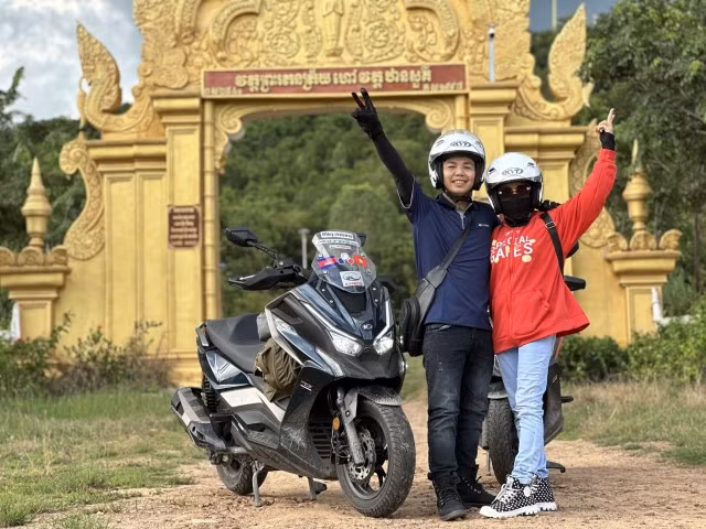 Me U60 chay xe may di phuot Da Lat cung con trai-Hinh-2