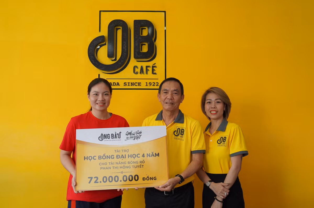 Quy Phat trien Tai nang Viet trao hoc bong cho VDV bong ro