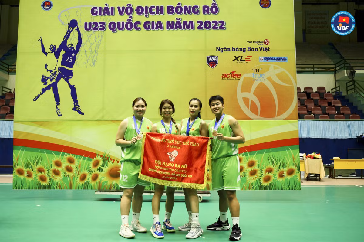 Quy Phat trien Tai nang Viet trao hoc bong cho VDV bong ro-Hinh-2