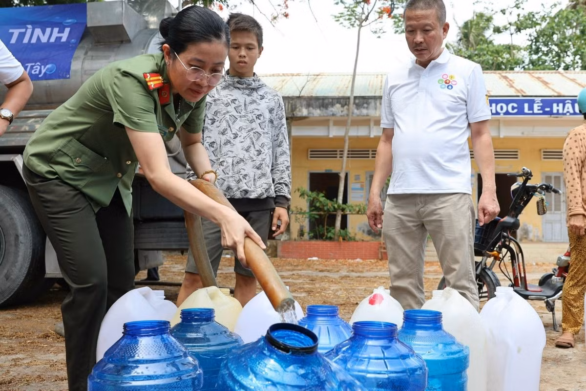 Những “Giọt nước nghĩa tình” cùng người dân miền Tây đi qua mùa hạn mặn - Hình 3 Nhung “Giot nuoc nghia tinh” cung nguoi dan mien Tay di qua mua han man-Hinh-3