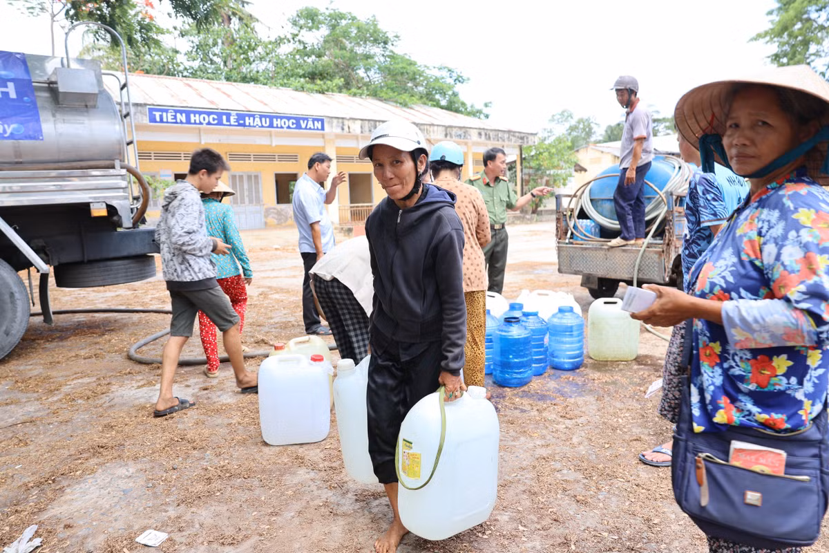 Những “Giọt nước nghĩa tình” cùng người dân miền Tây đi qua mùa hạn mặn - Hình 4 Nhung “Giot nuoc nghia tinh” cung nguoi dan mien Tay di qua mua han man-Hinh-4