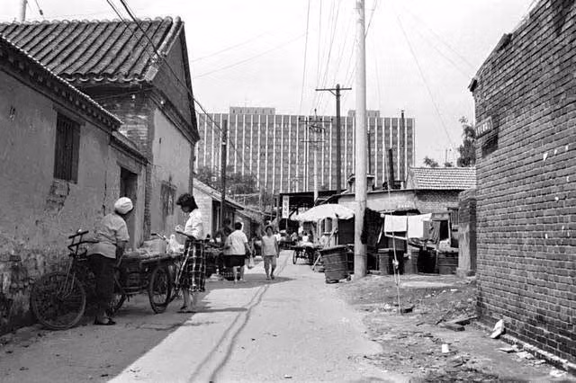 Ngõ nhỏ tấp nập người ở Trung Quốc. Ảnh Ifeng