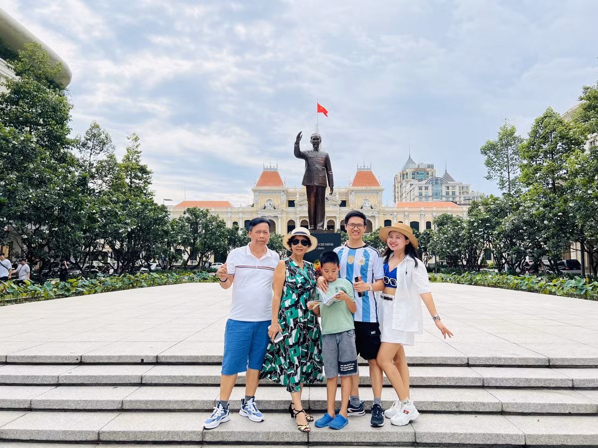 Me Ha Noi dua con du lich he xuyen Viet, nhan dieu bat ngo kho tin