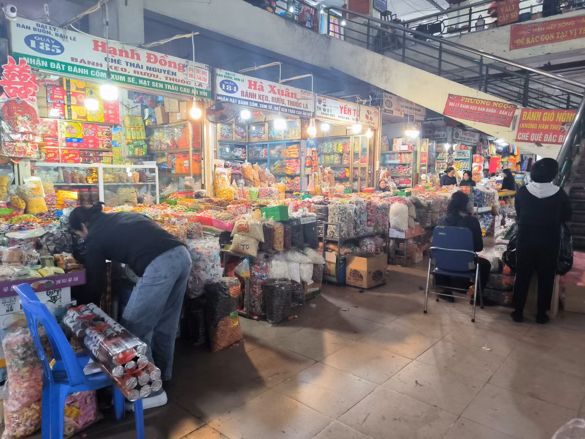 Sắp Tết, chợ truyền thống ế ẩm, tiểu thương lo lắng - Hình 6 Sap Tet, cho truyen thong e am, tieu thuong lo lang-Hinh-6