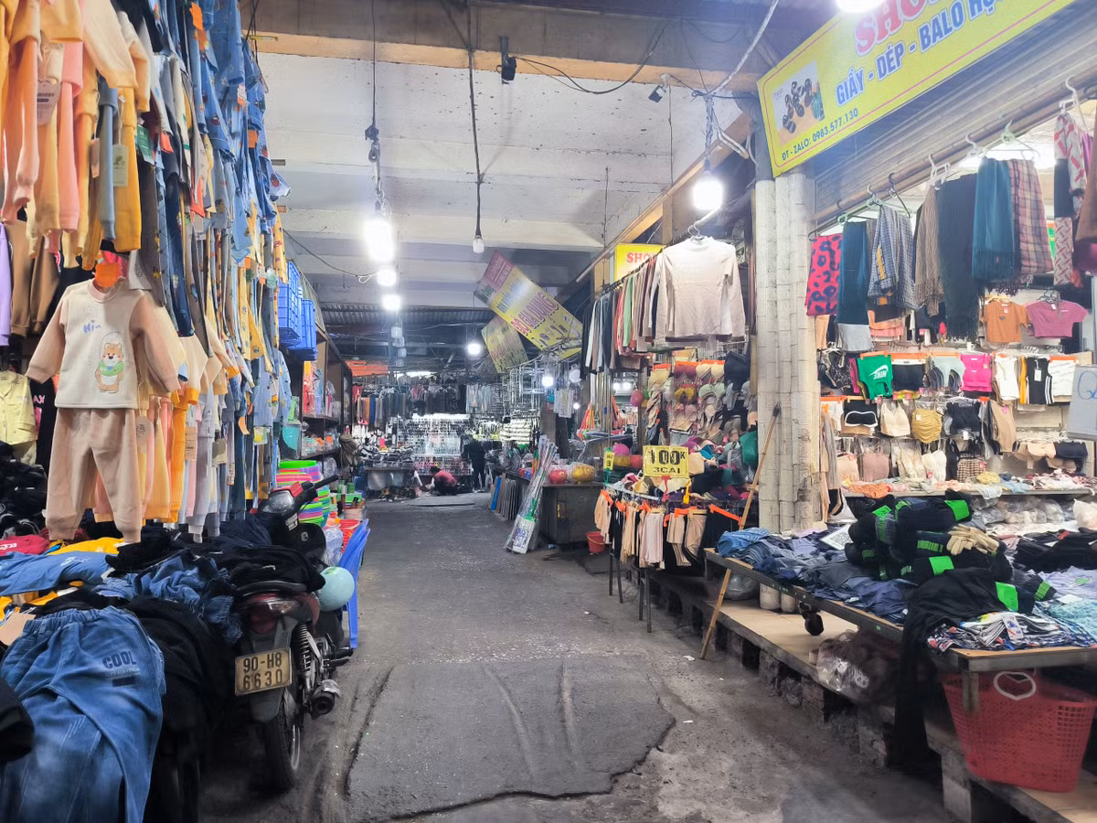 Sắp Tết, chợ truyền thống ế ẩm, tiểu thương lo lắng - Hình 4 Sap Tet, cho truyen thong e am, tieu thuong lo lang-Hinh-4