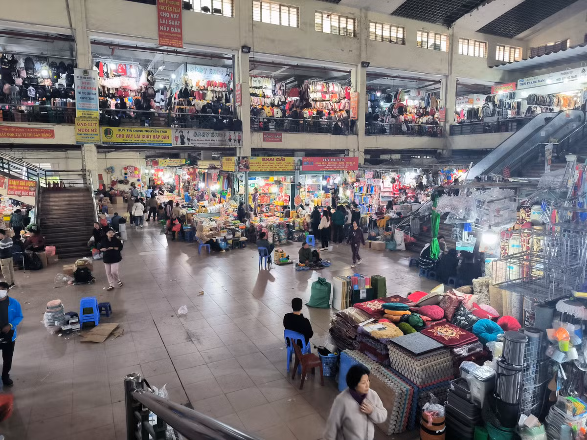 Sắp Tết, chợ truyền thống ế ẩm, tiểu thương lo lắng - Hình 5 Sap Tet, cho truyen thong e am, tieu thuong lo lang-Hinh-5