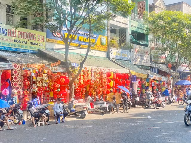 Phố bán đồ trang trí Tết vắng chưa từng thấy! Pho ban do trang tri Tet vang chua tung thay!