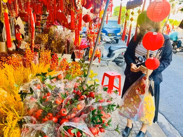 Phố bán đồ trang trí Tết vắng chưa từng thấy! - Hình 2 Pho ban do trang tri Tet vang chua tung thay!-Hinh-2