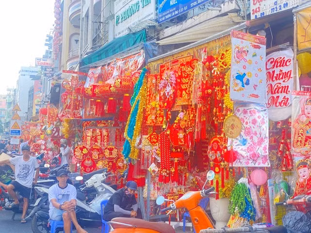 Phố bán đồ trang trí Tết vắng chưa từng thấy! - Hình 5 Pho ban do trang tri Tet vang chua tung thay!-Hinh-5