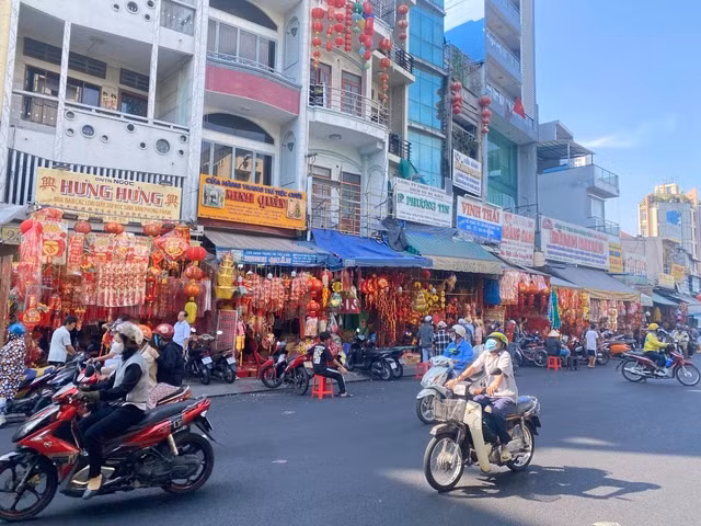 Phố bán đồ trang trí Tết vắng chưa từng thấy! - Hình 3 Pho ban do trang tri Tet vang chua tung thay!-Hinh-3