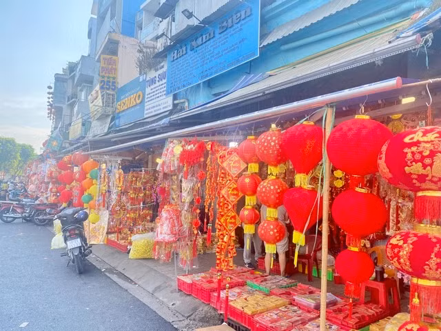 Phố bán đồ trang trí Tết vắng chưa từng thấy! - Hình 4 Pho ban do trang tri Tet vang chua tung thay!-Hinh-4