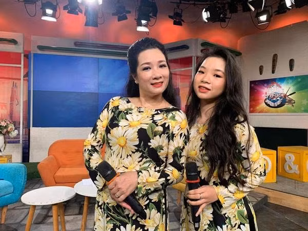 Con gái út Thanh Thanh Hiền tuổi 20:nữ tính mềm mại Con gai ut Thanh Thanh Hien tuoi 20:nu tinh mem mai