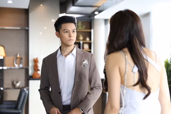 Sau ly hôn vợ cũ đến nhà dọn hành lý, chồng bật khóc Sau ly hon vo cu den nha don hanh ly, chong bat khoc