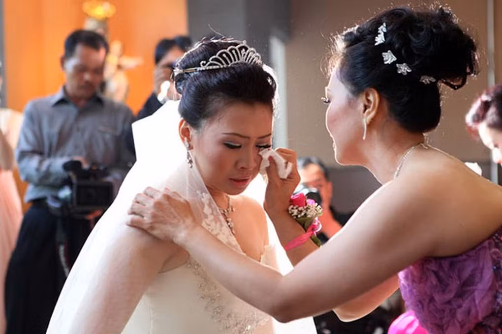 Mẹ chồng tìm bạn đời, tổ chức đám cưới linh đình cho tôi Me chong tim ban doi, to chuc dam cuoi linh dinh cho toi