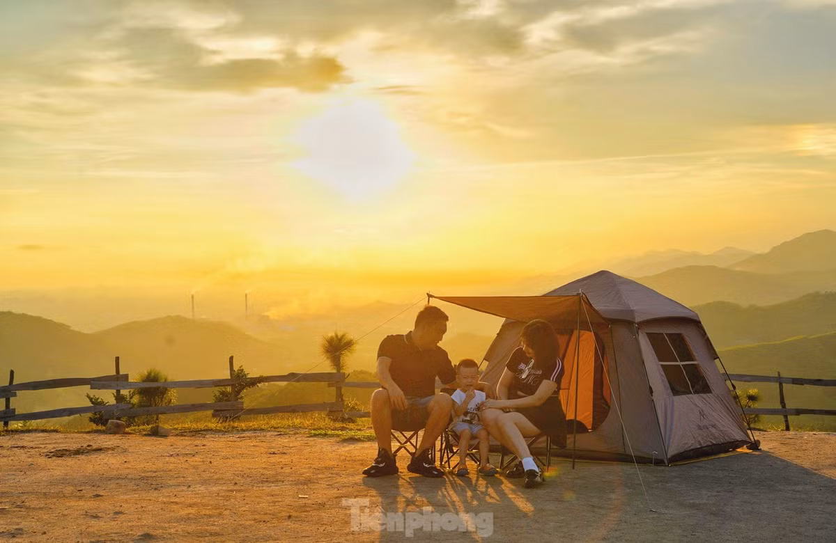 Để săn được mây trên đỉnh Phượng Hoàng, nhiều người đã chọn cắm trại qua đêm mới bắt được những khoảnh khắc "có một không hai" này.
