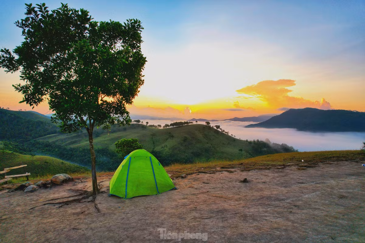 San may tren dinh Phuong Hoang - toa do 'check in song ao' moi cuc dep o Quang Ninh