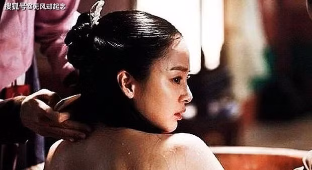 Thoi quen khi tam cua Hoang hau Uyen Dung khien Pho Nghi ghet cay dang-Hinh-3