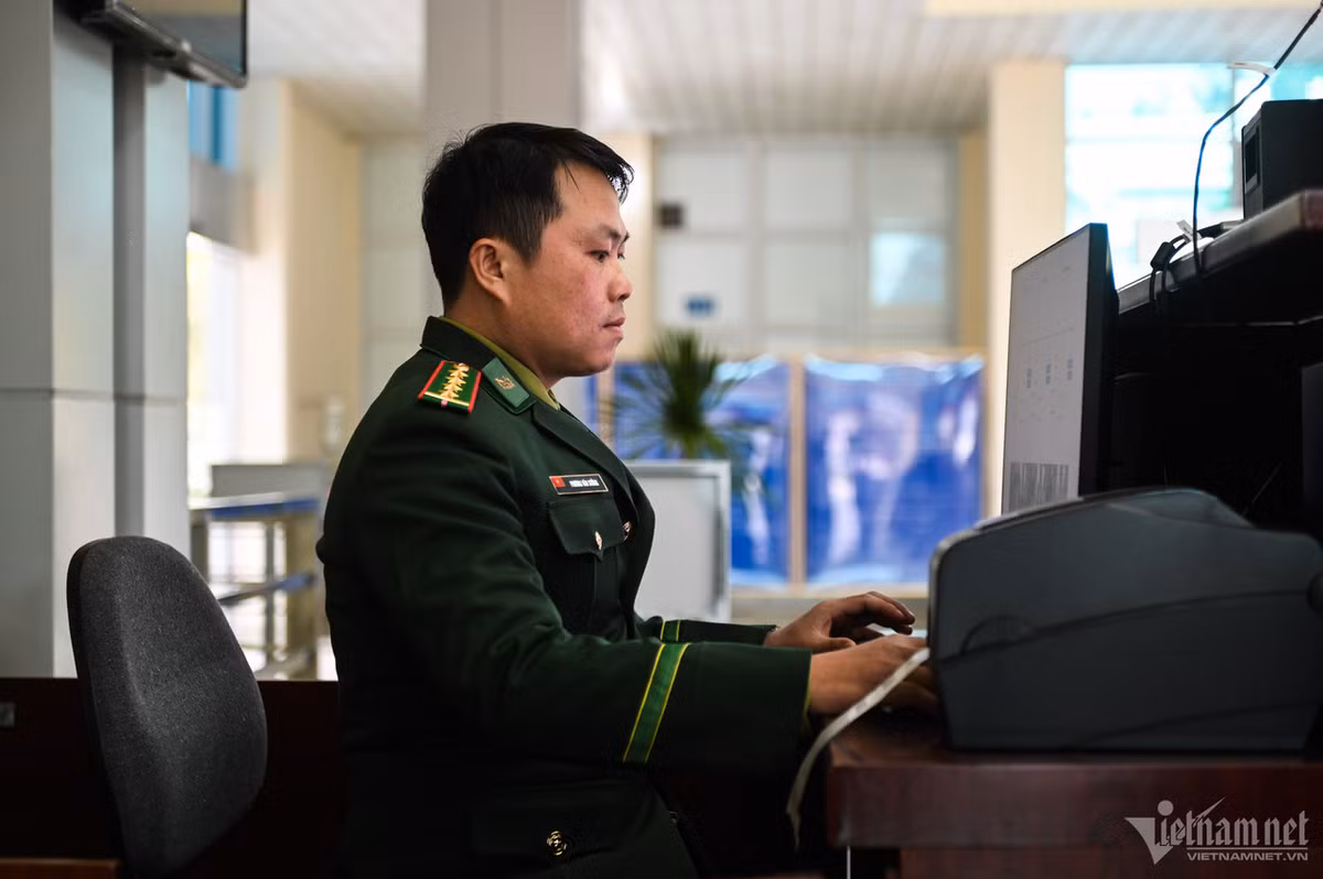 Tra Linh truoc ngay cong bo nang cap len cua khau quoc te-Hinh-13