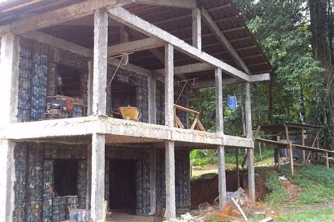 Ngôi nhà độc đáo tại Panama được làm từ một triệu chai nhựa - Hình 3 Ngoi nha doc dao tai Panama duoc lam tu mot trieu chai nhua-Hinh-3