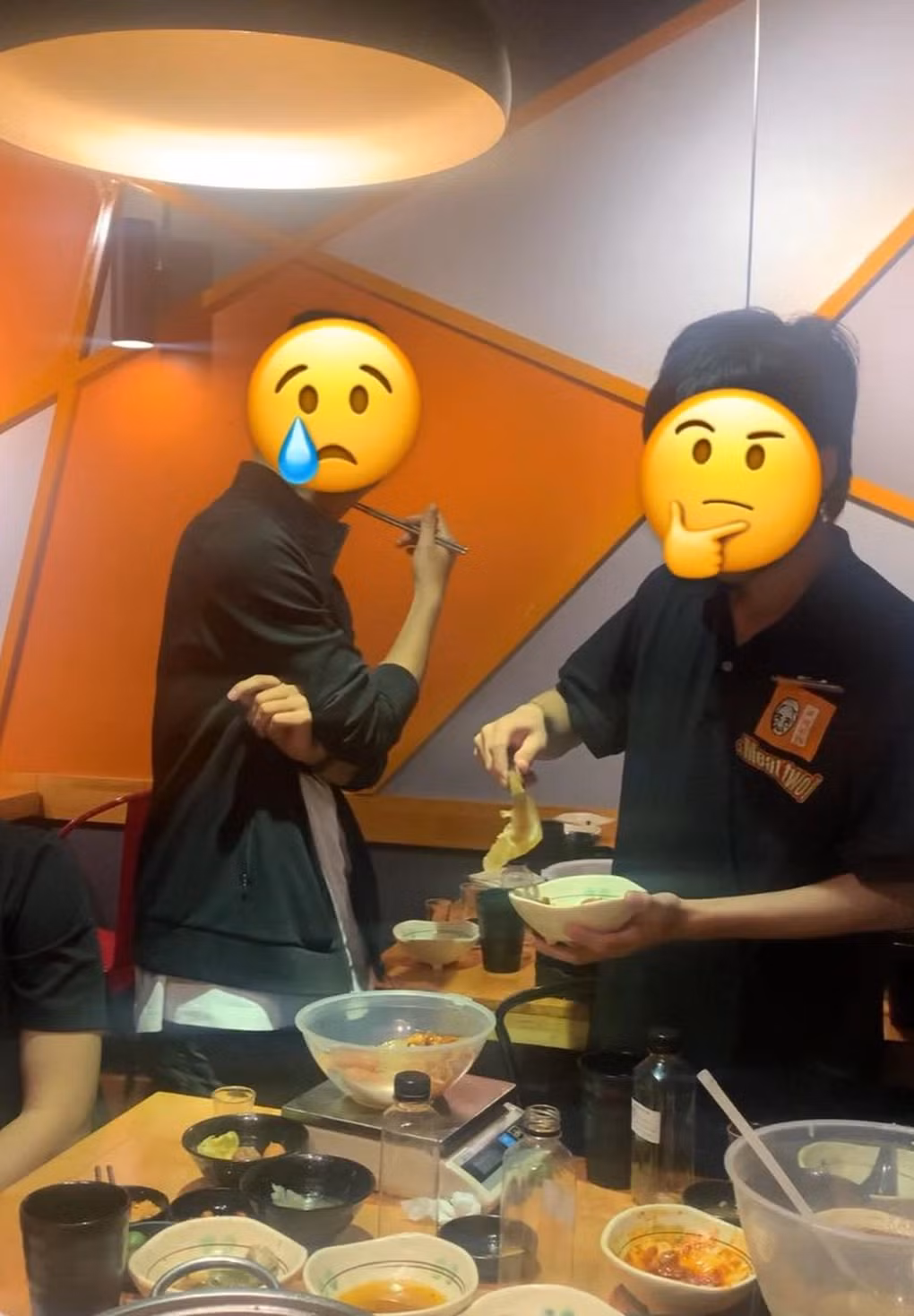 Tranh cãi Buffe “cân từng cọng rau thừa”: Lẩu Phan nói gì? Tranh cai Buffe “can tung cong rau thua”: Lau Phan noi gi?