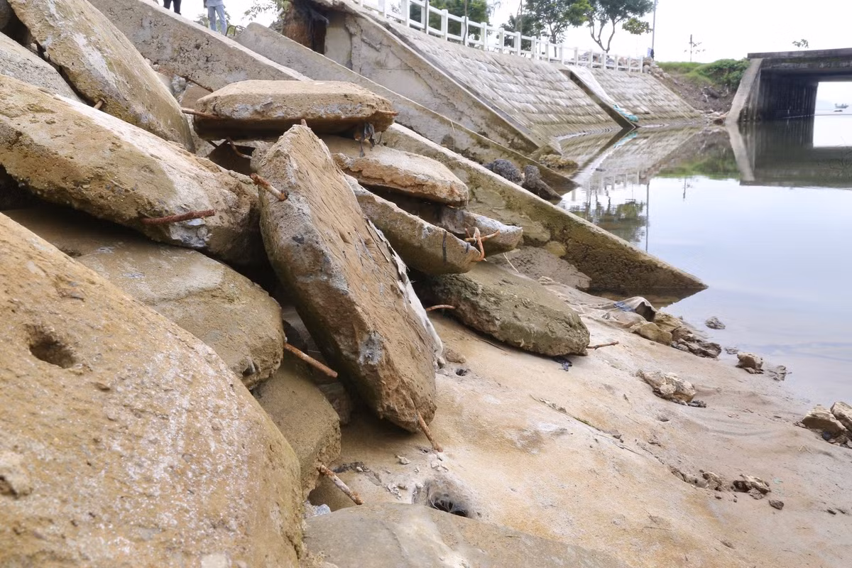 Ghi nhận của Tiền Phong, điểm sạt lở dài hàng chục mét, đất đá ngổn ngang. Vị trí sạt lở ngày càng ăn sâu vào tuyến đường, nhiều mảng bê tông nằm nham nhở.