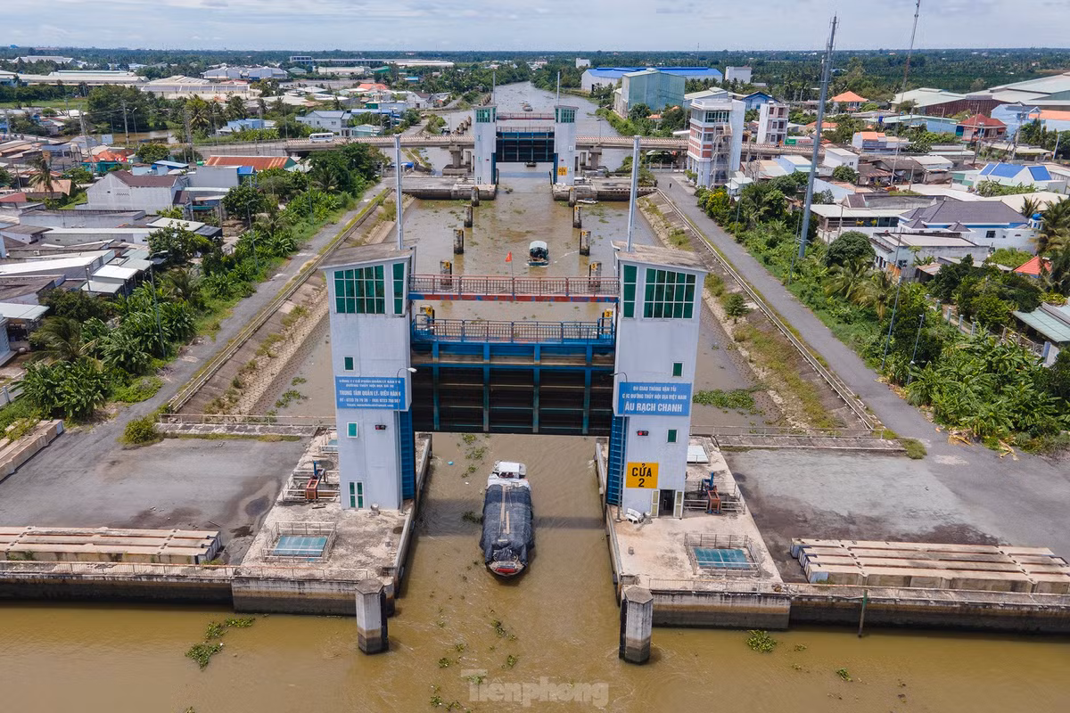 Âu tàu Rạch Chanh vừa được đầu tư nâng cấp với quy mô hiện đại, buồng âu dài 140 m, rộng 19,5 m. Cầu vượt âu Rạch Chanh được xây dựng bằng bê tông cốt thép bề rộng 11,5 m, khoang thông thuyền 6,5 x 30 m. 