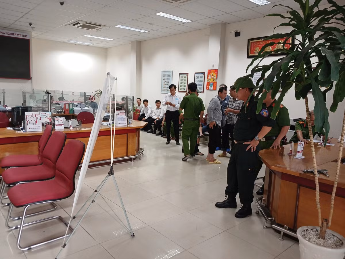 Truy bat doi tuong dung vat giong sung cuop ngan hang o Tien Giang