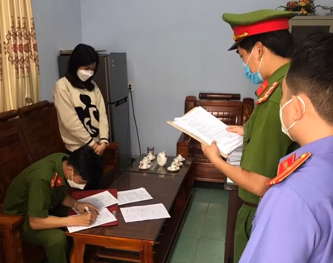 Nguoi dep 22 tuoi hack Facebook, chiem doat 500 trieu dong