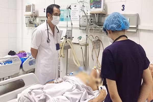 Dung thuoc nam chua viem gan, mot nguoi dan ong roi vao hon me