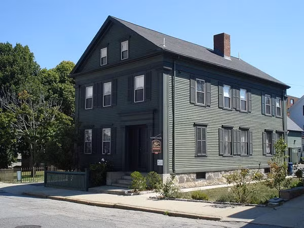 Vào ngày 4/8/1892, Andrew Jackson Borden ở thị trấn Fall River, bang Massachusetts, và người vợ thứ hai của ông, Abby, bị chém chết bằng rìu. Cảnh sát không thể tìm thấy bằng chứng nào về thủ phạm, nhưng đã bắt giữ con gái của họ là Lizzy Borden và buộc tội cô tội giết người. Sau khi có bằng chứng minh oan, Lizzy được tuyên trắng án vào năm 1893. Tuy nhiên, người dân thị trấn Fall River khi đó luôn tin rằng cô là thủ phạm và "tẩy chay" cô.