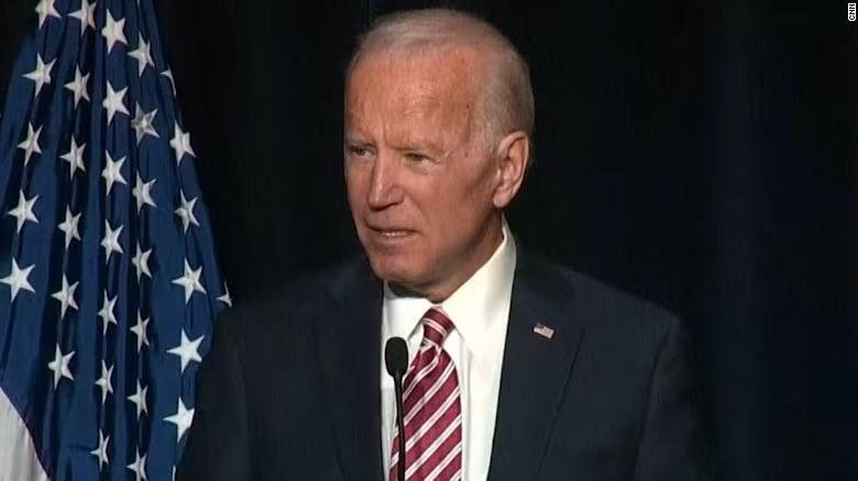 Trong khi đó, vào sáng 11/9/2001, ông Joe Biden đang đi tàu Amtrak tới thủ đô Washington làm việc thì vợ ông gọi điện báo tin về vụ khủng bố Trung tâm Thương mại Thế giới ở New York. Ảnh: CNN.
