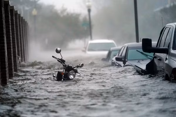 Đường phố biến thành sông ở Pensacola, bang Florida, ngày 16/9. Ảnh: AP.