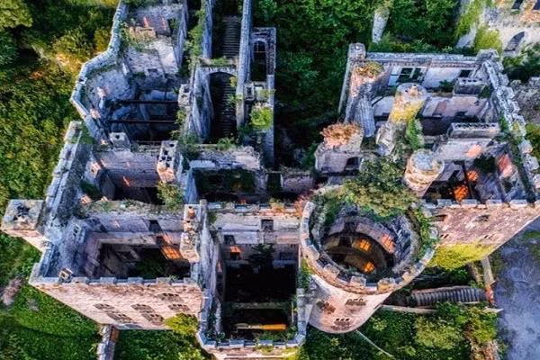 Khi gia đình Hesketh sống ở đây, lâu đài này có tới 128 phòng, trong đó có 28 phòng ngủ.