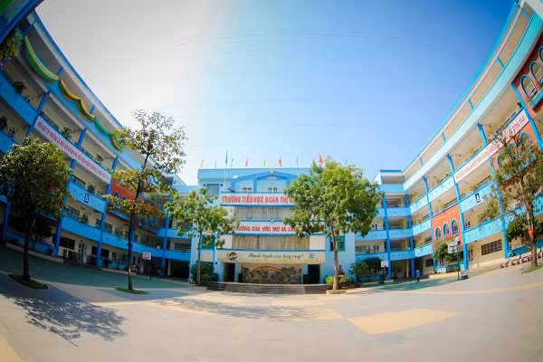 Ha Noi: Hoc sinh TH Doan Thi Diem bi bo quen tren xe dua don