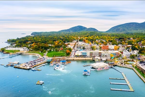 Đảo Mount Desert ở Maine là đảo lớn nhất ngoài khơi Maine và lớn thứ 52 ở nước Mỹ. Dân số của đảo chỉ khoảng 10.000 người nhưng thu hút hàng triệu khách du lịch mỗi năm.