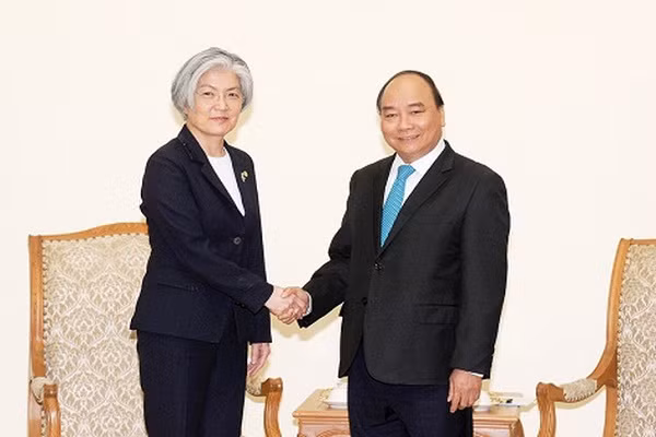Được biết, đây là chuyến thăm chính thức thứ hai tới Việt Nam của bà Kang Kyung Wha, sau chuyến thăm đầu tiên vào tháng 3/2018. Ảnh: Thủ tướng Nguyễn Xuân Phúc tiếp Bộ trưởng Ngoại giao Hàn Quốc Kang Kyung Wha tháng 3/2018 tại Hà Nội. Ảnh: Chinhphu.vn.